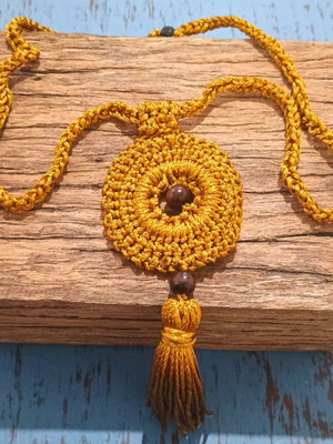 Colar de crochê elegante - feito a mão