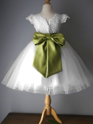 Daminha de honra laís branco e verde oliva casamento