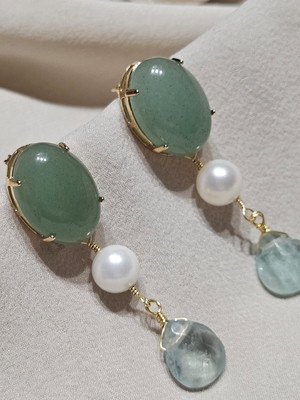 Brinco dourado com jade esmeralda pingente de pérola natural