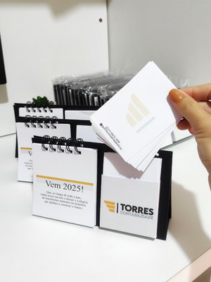 Calendário de mesa com bloco de notas