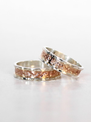 Alianças rústicas de prata com ouro rose