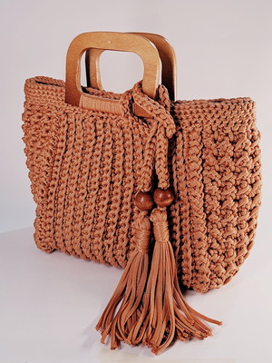 Bolsa de crochê com alça de madeira