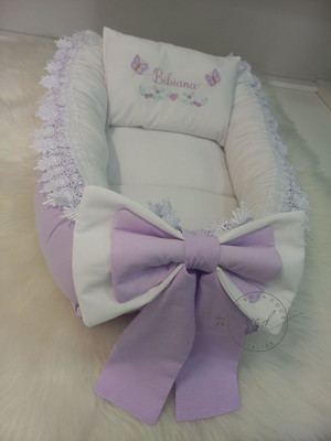 Ninho laço + travesseiro branco e lilas