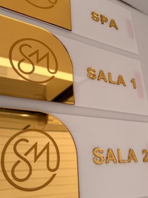 Placa para porta com logo