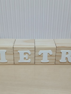 Cubos de pinus com nome do bebê personalizado