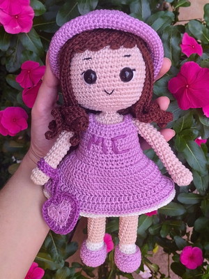 Boneca em amigurumi personalizável