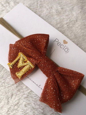 Laço para bebe personalizado em tule com glitter marrom.