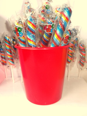 Balde colorido com 20 pirulitos espirais com 8 cm