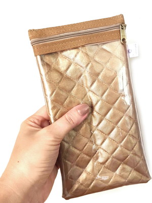 Capa porta celular com visor e zíper dourado matelassê *