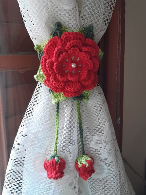 Kit 2 prendedores cortina flores vermelho verde crochê