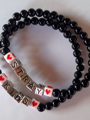 Kit com 2 pulseiras stray kids
