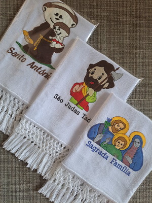 Kit 3 panos de prato religiosos com macramê branco.