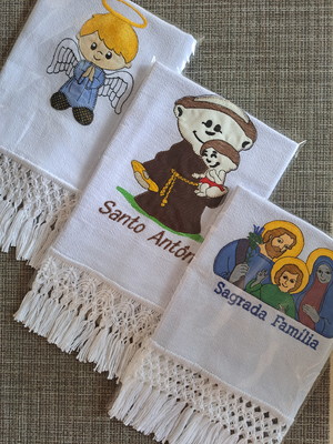 Kit 3 panos de prato religiosos com macramê branco.