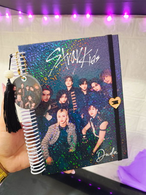 Caderno stray kids a5 capa dura holográfico