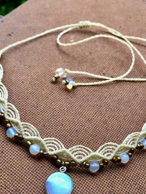 Gargantilha choker artesanal com pedra da lua sintética