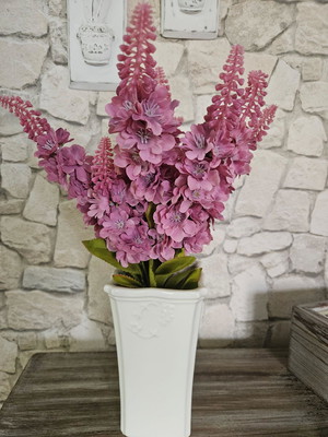 Vaso de louça com flores