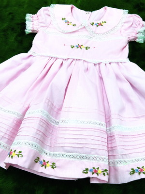 Vestido rosa- bordado a mão- 1 ano