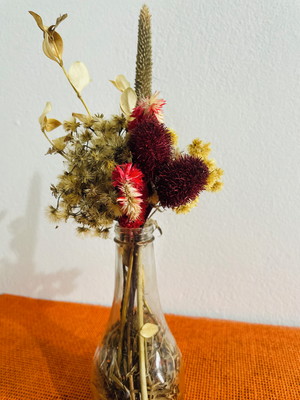 Vaso em vidro com flores secas