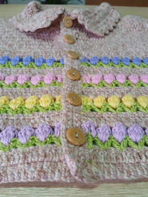 Casaquinho de bebê em crochê lã bege com tulipas