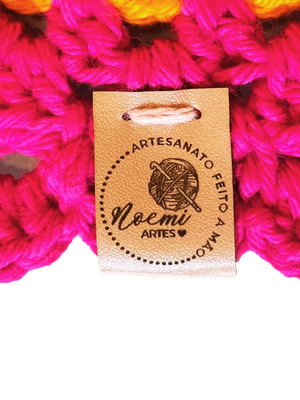 100 un etiqueta couro c/ logo croche sousplat
