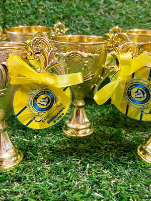 Troféu dourado com tag personalizada