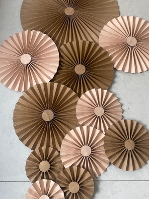 Kit com 11 leques circular roseta marrom e nude