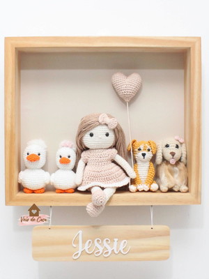 Boneca com 4 pets - quadro retangular - porta maternidade