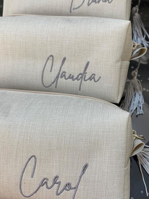 Necessarie personalizada bordada