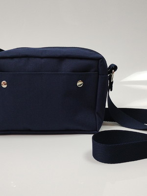 Bolsa feminina básica em nylon azul marinho