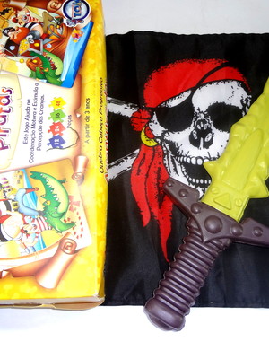 Kit pirata quebra cabeça, bandeira e espada c/cartão person.