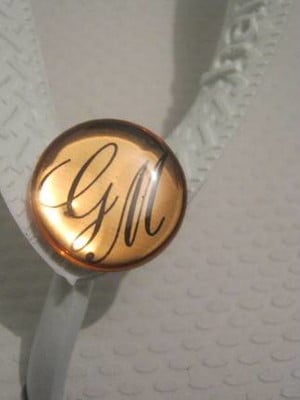 Havaianas top com pin resinado fundo dourado casamento