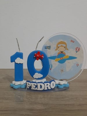 Vela de aniversário com cenário avião