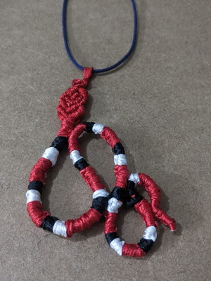 Colar cobra-coral macrame