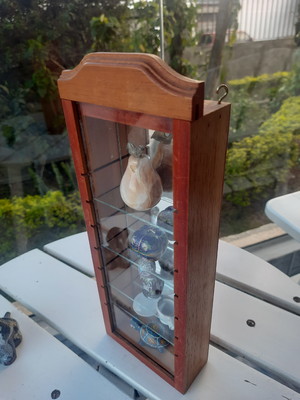 Armarinho porta-bibelô antigo em madeira 35cm altura