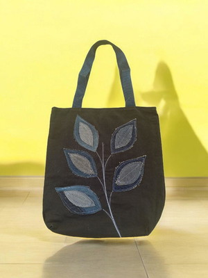 Bolsa de ombro em jeans reciclado