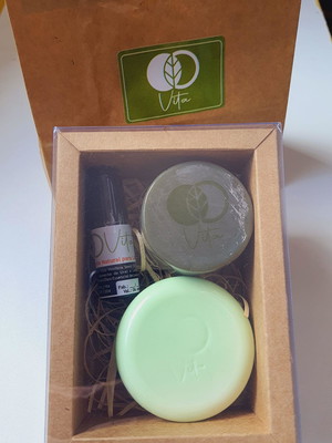 Kit presenteável de sabonetes e hidratante labial natural