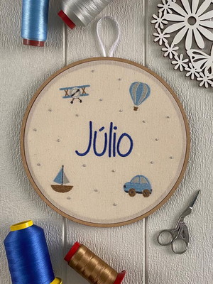 Porta maternidade menino bastidor bordado brinquedo carrinho
