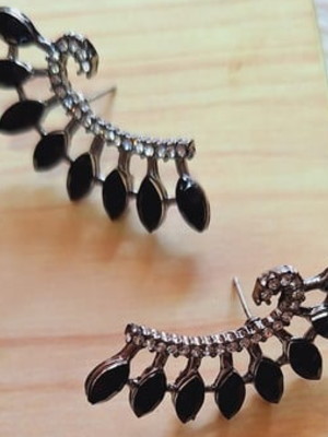 Brinco de orelha inteira preto