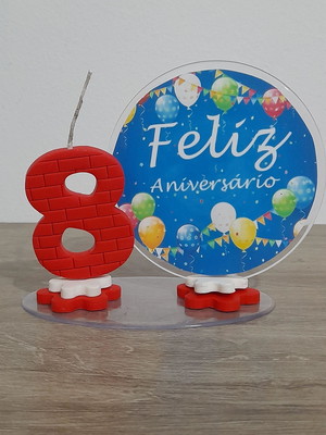 Vela de aniversário com cenário feliz aniversário