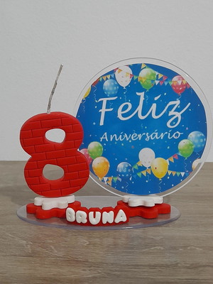 Vela de aniversário com cenário feliz aniversário