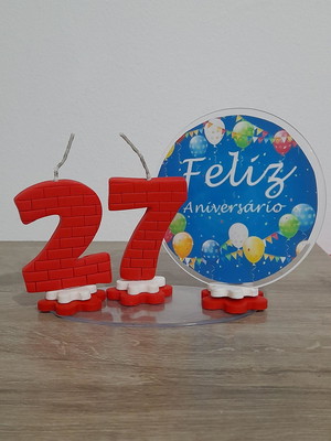 Vela de aniversário com cenário feliz aniversário