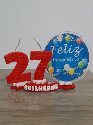 Vela de aniversário com cenário feliz aniversário