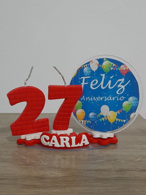 Vela de aniversário com cenário feliz aniversário