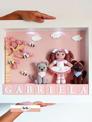 Quadro porta maternidade com led e nome em cubos | amigurumi