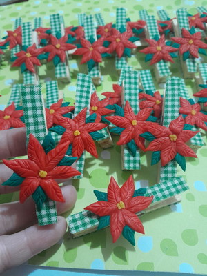 Pregadores decorados com flores