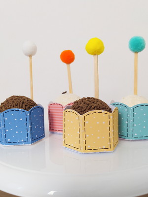 Forminhas com topper de pompom colorido (kit com 10)