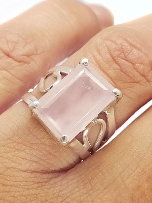 Lindíssimo anel prata com arabesco em pedra quartzo rosa