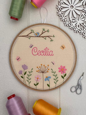 Porta de maternidade menina bastidor bordado floral jardim