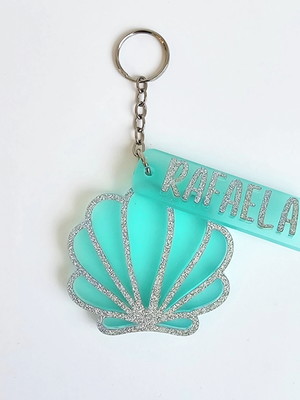 Chaveiro para mochila escolar em acrílico concha com nome
