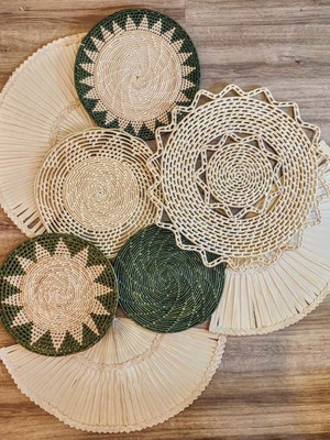 Composição de parede palha cestos leques mandalas boho iracê